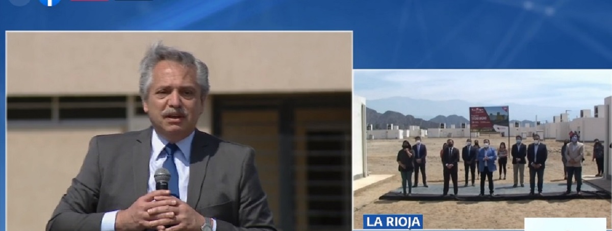 Alberto Fernández entregó casas construidas por Macri en Anguinán