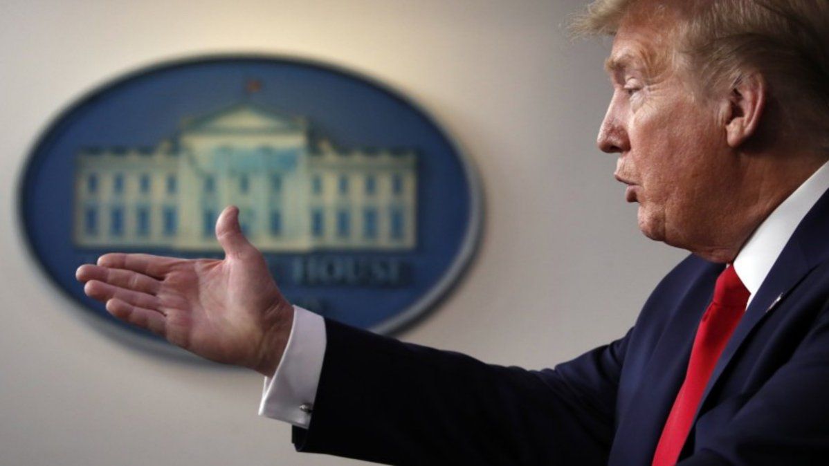 El coronavirus llegó a la Casa Blanca: se contagió un asistente de Donald Trump