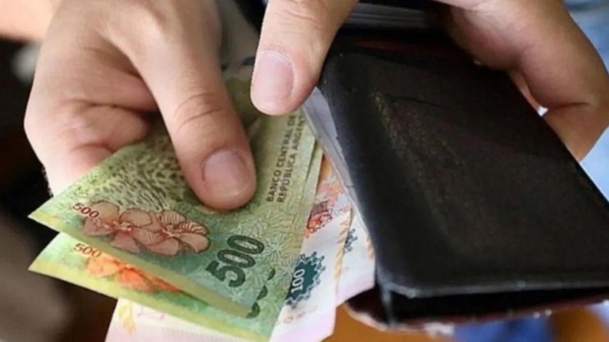 Trabajar más horas para ganar menos: un informe del IERAL revela que hoy una hora de trabajo rinde un 6% menos que hace una década y desnuda el drama salarial