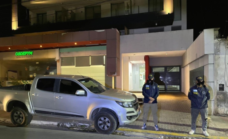 Operativo antidrogas en el centro de La Rioja: allanaron un departamento en el mismo edificio donde vive el gobernador Ricardo Quintela