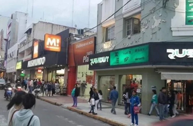 Críticas de los comerciantes al municipio de La Rioja por el avance del comercio ilegal