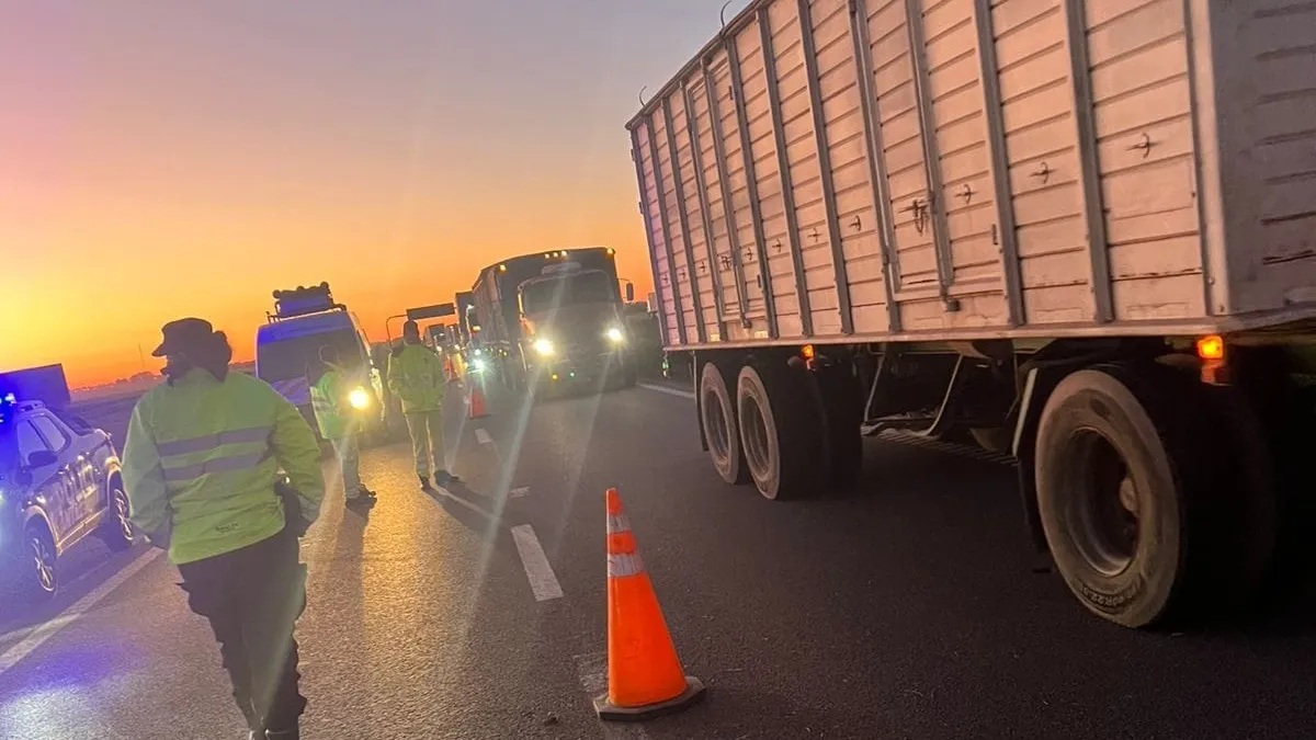 Choque fatal en la autopista Rosario-Buenos Aires: un camionero de La Rioja sobrevivió a un accidente con un muerto