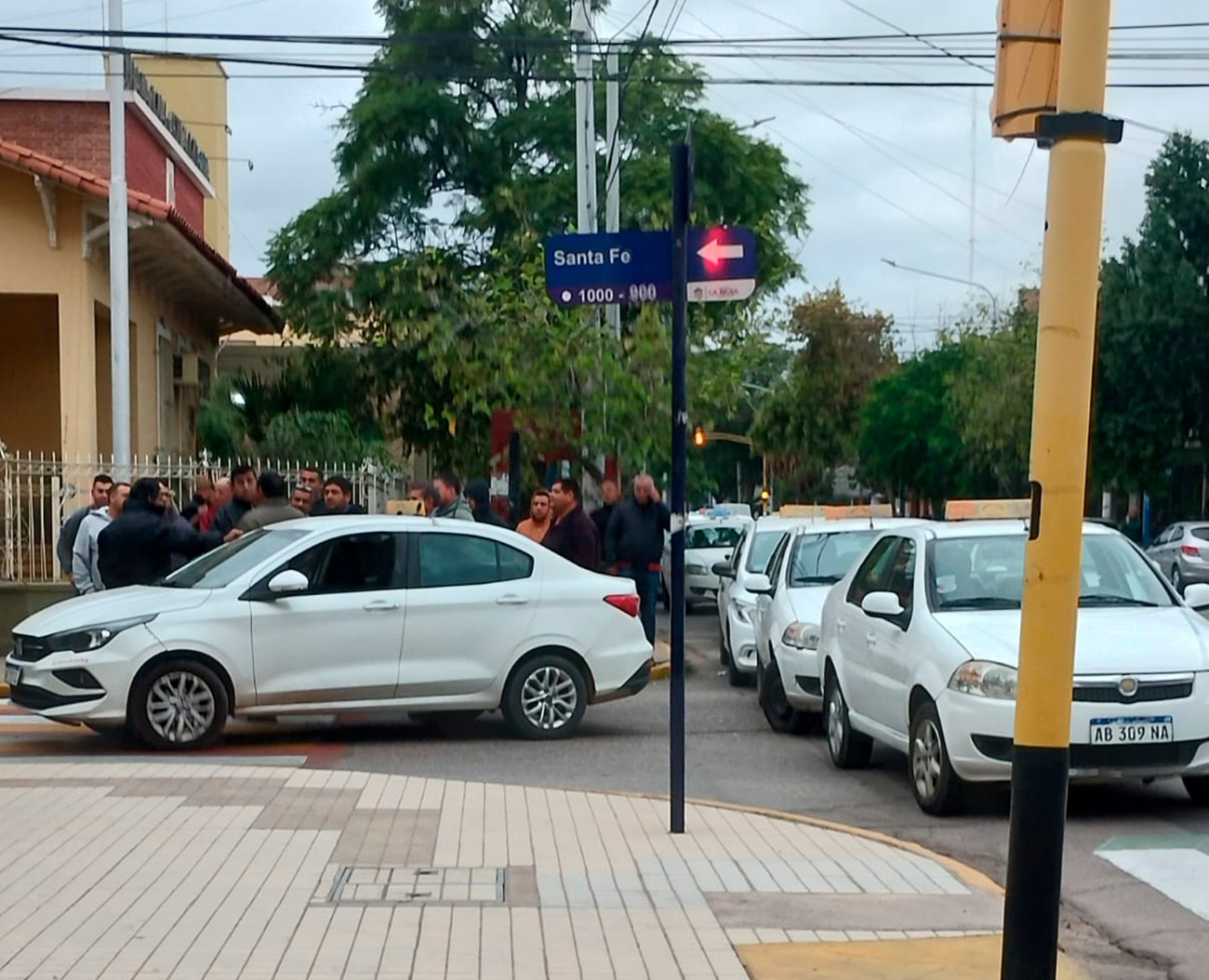 Telecom cortó las líneas a Radio Taxi, la actividad cayó un 70% y piden eliminar la tarifa nocturna por la crisis