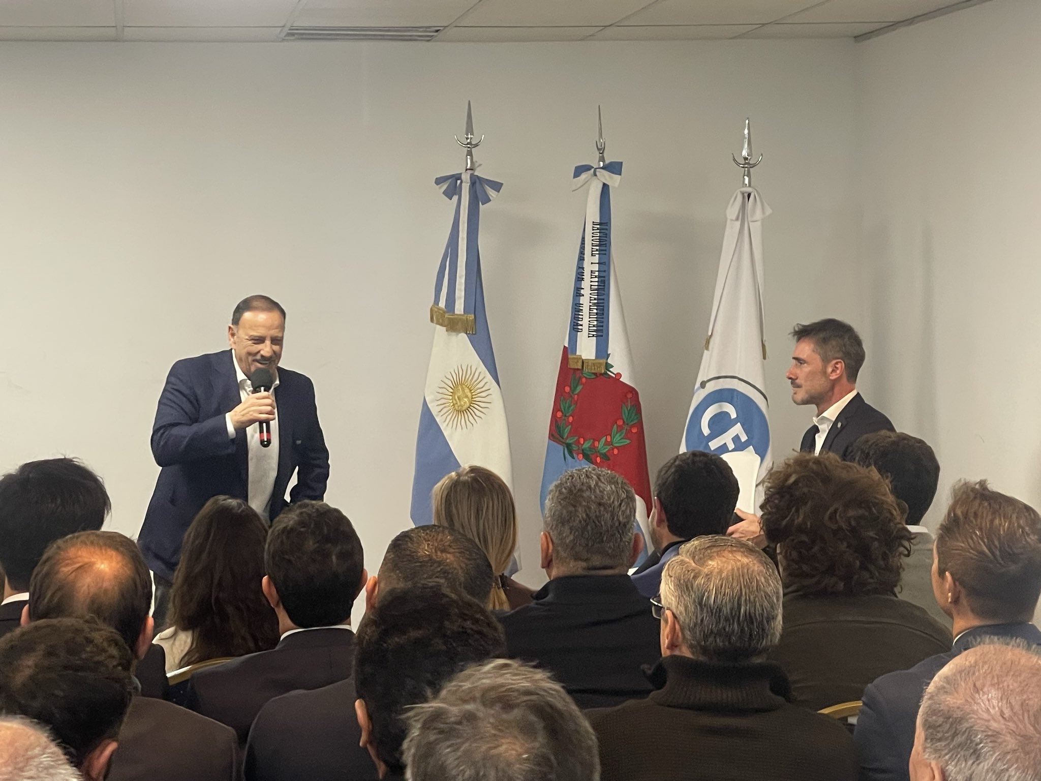 Quintela vuelve a la agenda nacional por su confrontación con Milei