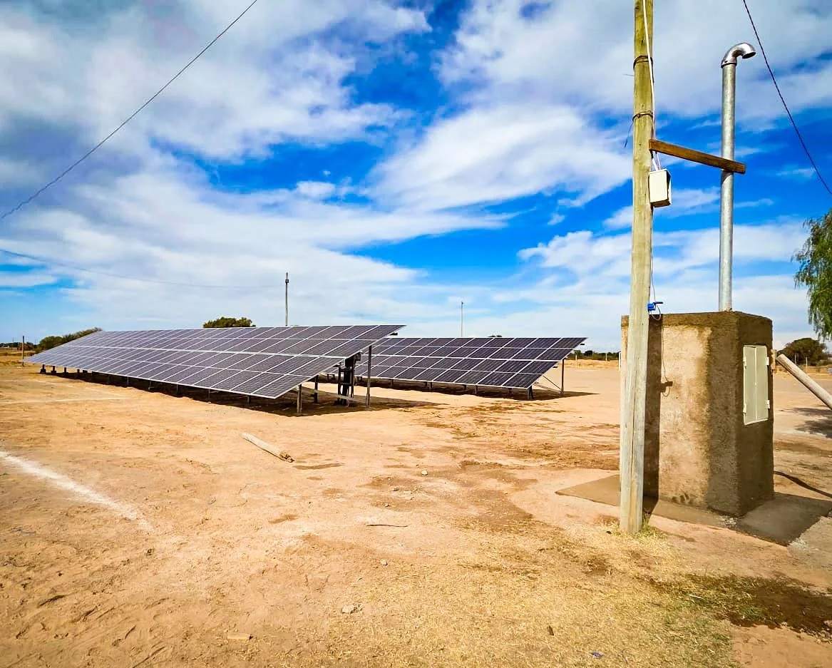 Paneles solares instalados en un parque de generación eléctrica de La Rioja