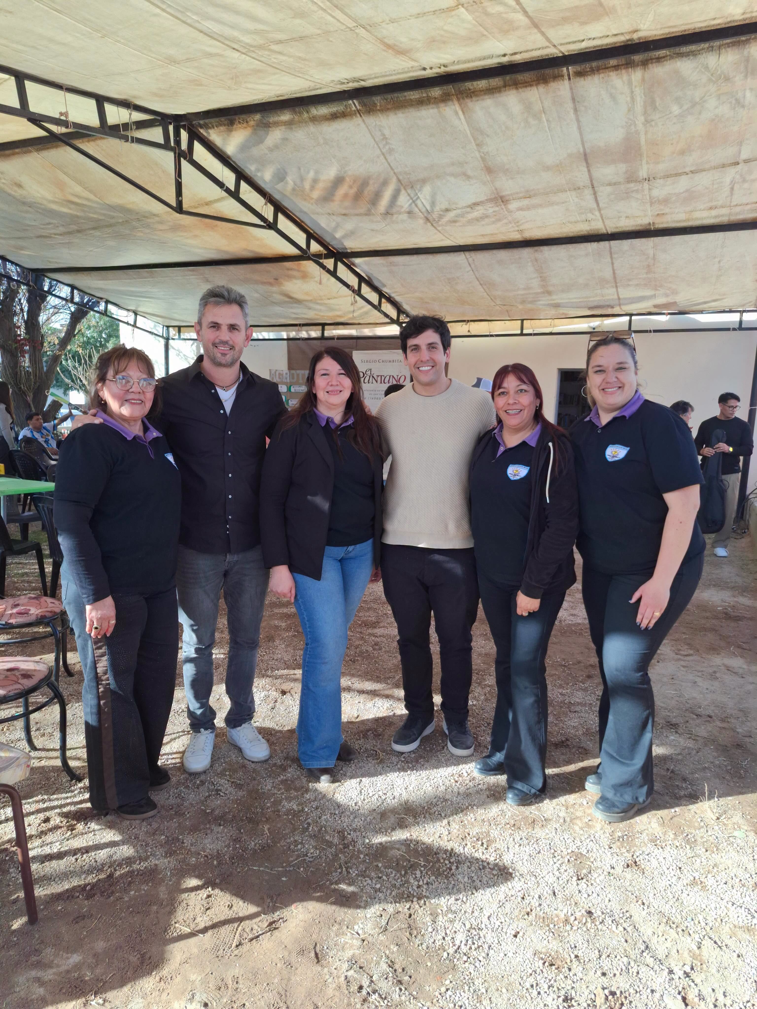 Gino Visconti junto a vecinos de Chilecito