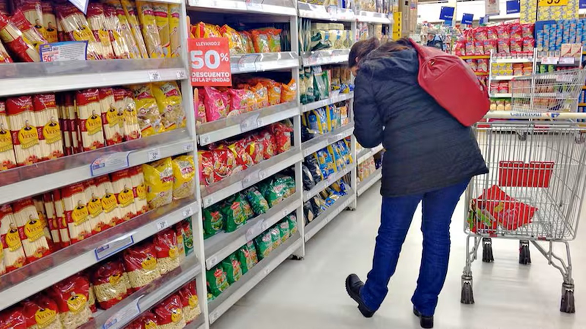 Una consumidora recorre las góndolas de un supermercado ante el aumento de precios
