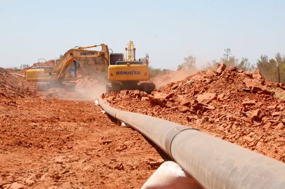 Maquinaria trabajando junto a las cañerías del gasoducto