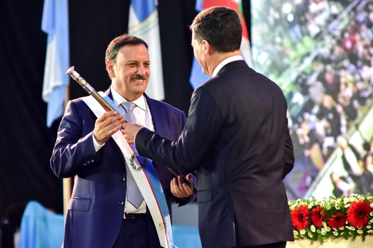 Ricardo Quintela recibe los atributos de mando de Sergio Casas en La Rioja