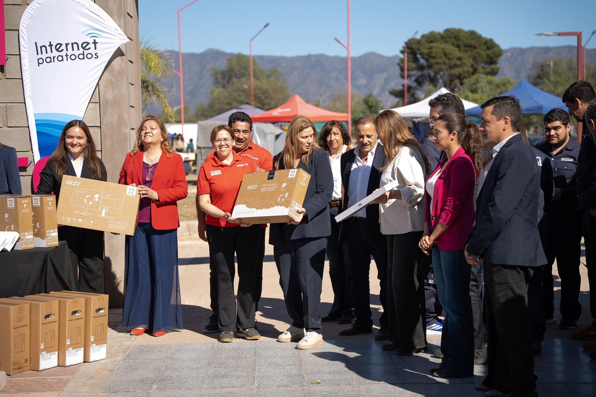 Ricardo Quintela durante una entrega de equipamiento del programa Internet para Todos en La Rioja