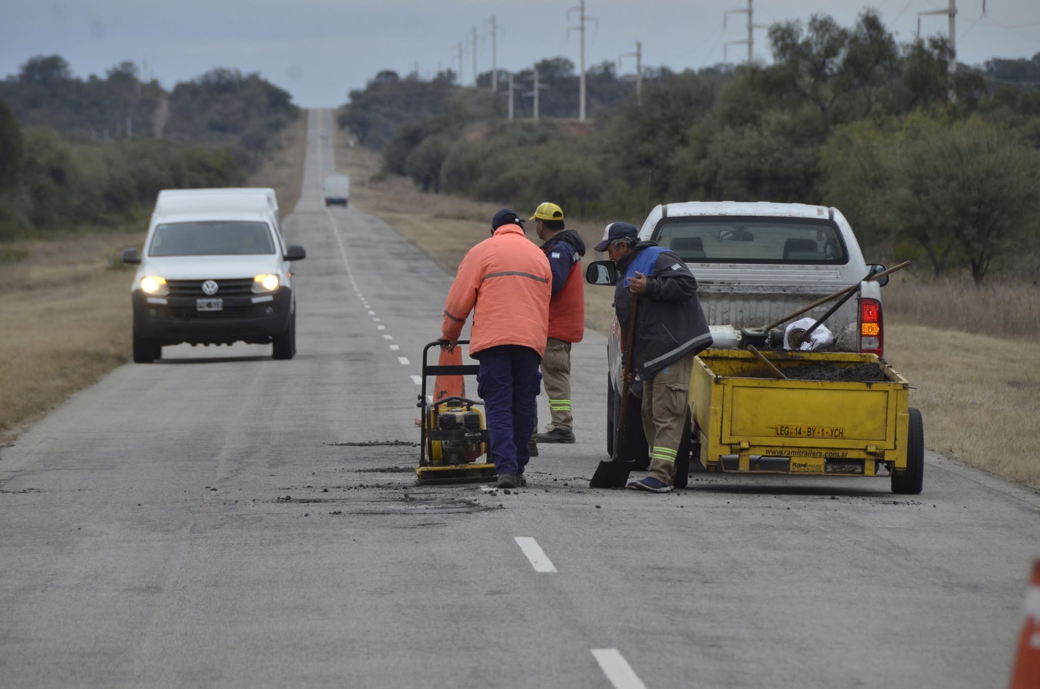 Trabajadores de Vialidad Nacional realizan tareas de bacheo sobre la Ruta Nacional 79 en La Rioja