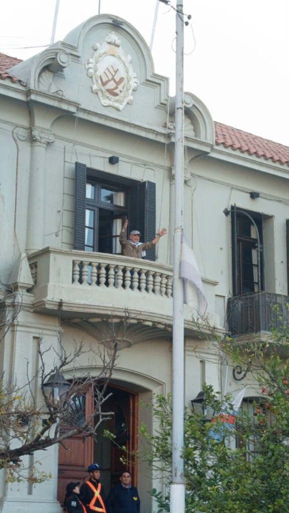 Armando Molina saluda desde el balcón de la Casa de Gobierno de La Rioja