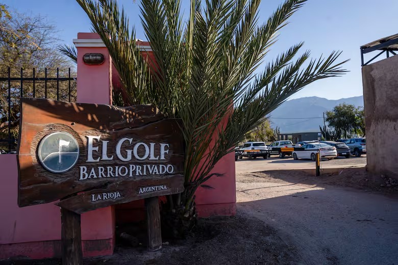 Ingreso al barrio privado El Golf de la ciudad de La Rioja