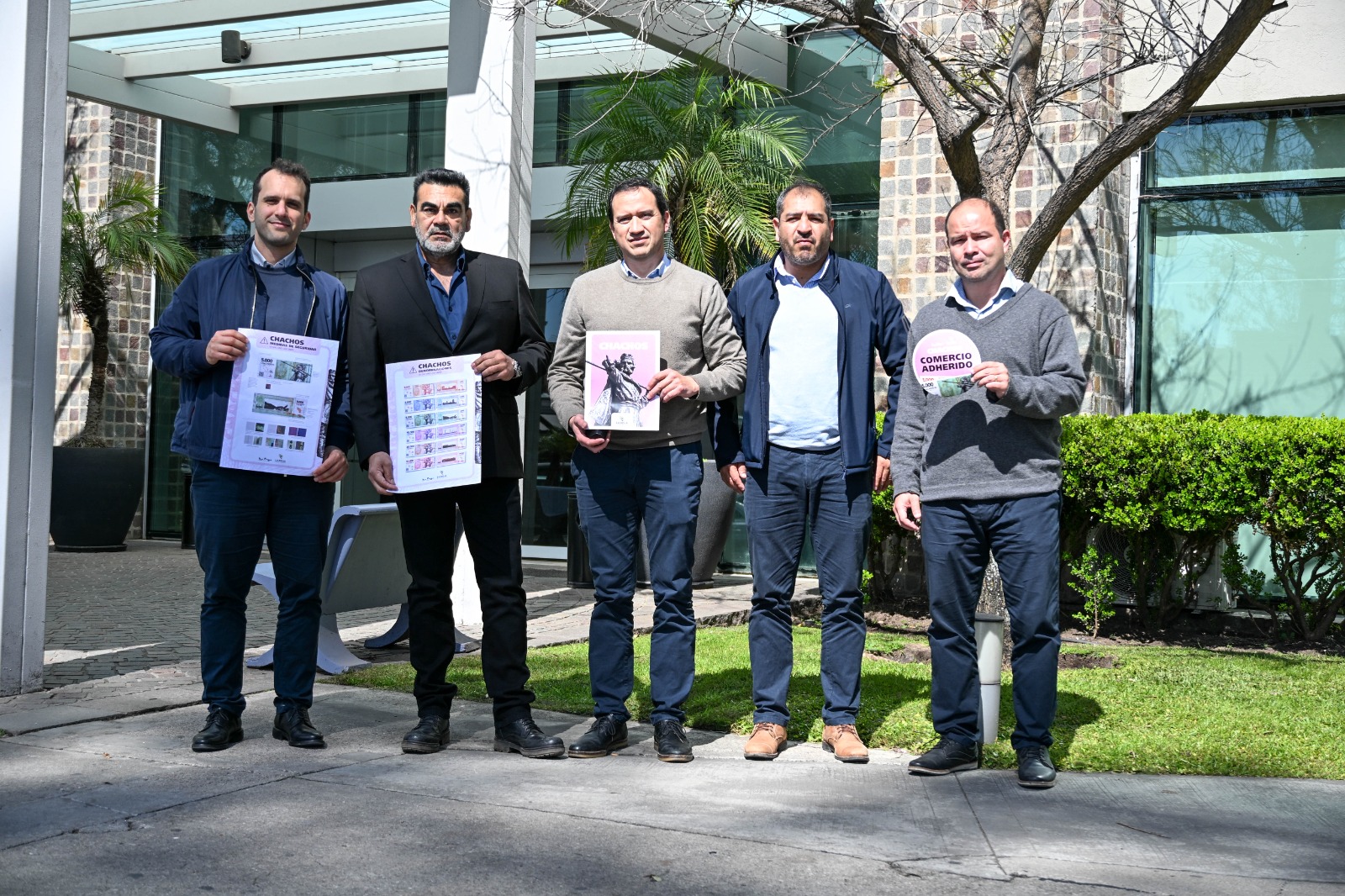 Representantes de La Rioja y Grupo Dinosaurio con material informativo sobre los Chachos