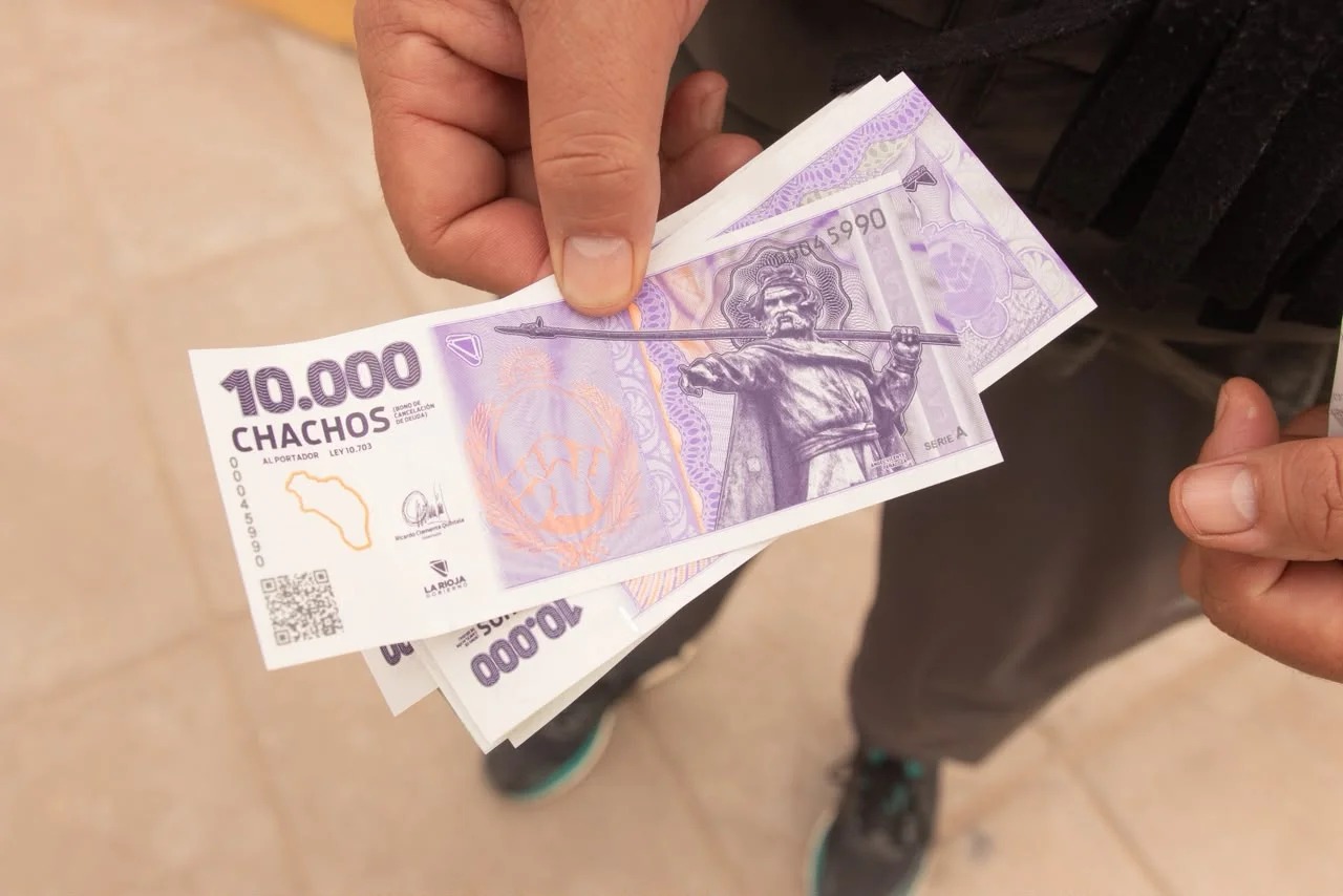 Una persona sostiene bonos Chachos de La Rioja