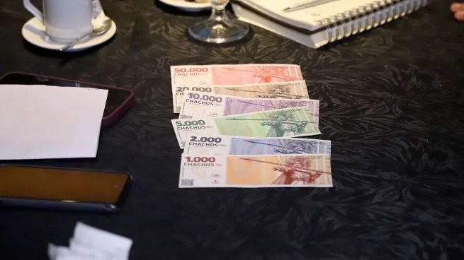 Billetes Chachos de distintas denominaciones sobre una mesa