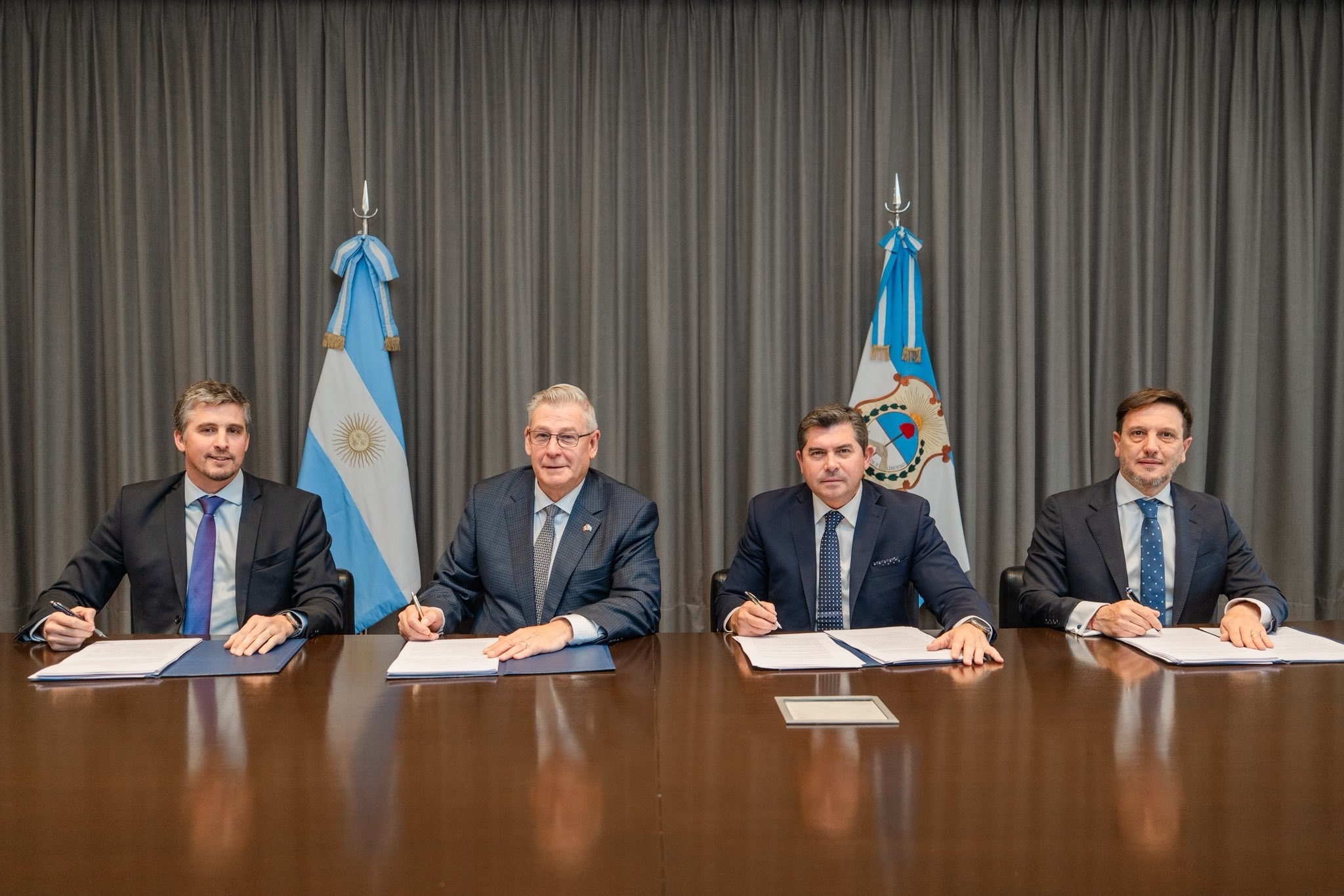 Autoridades de San Juan y directivos de Vicuña durante la firma del acuerdo por 250 millones de dólares