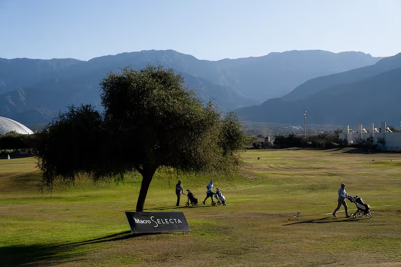 Vista de la cancha del Golf Club La Rioja con las sierras al fondo