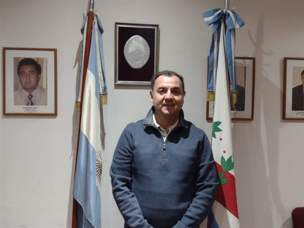 Guillermo Galván junto a las banderas argentina y de La Rioja