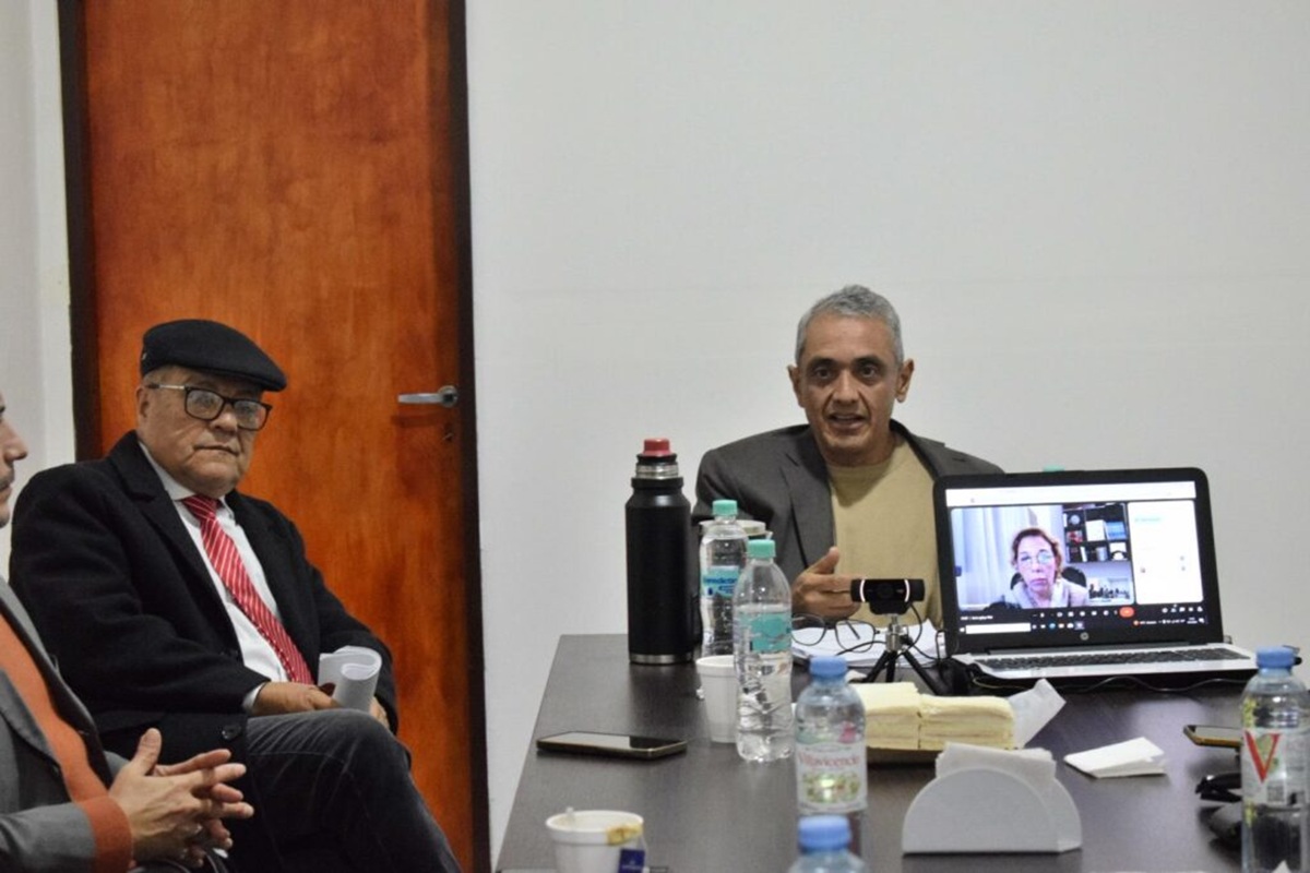 Javier Vallejos durante una reunión institucional en La Rioja