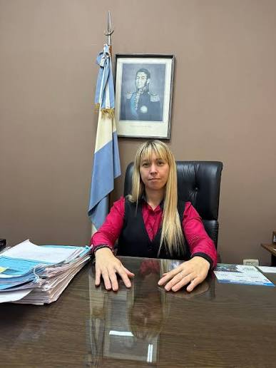La jueza María Cecilia Córdoba sentada en su despacho