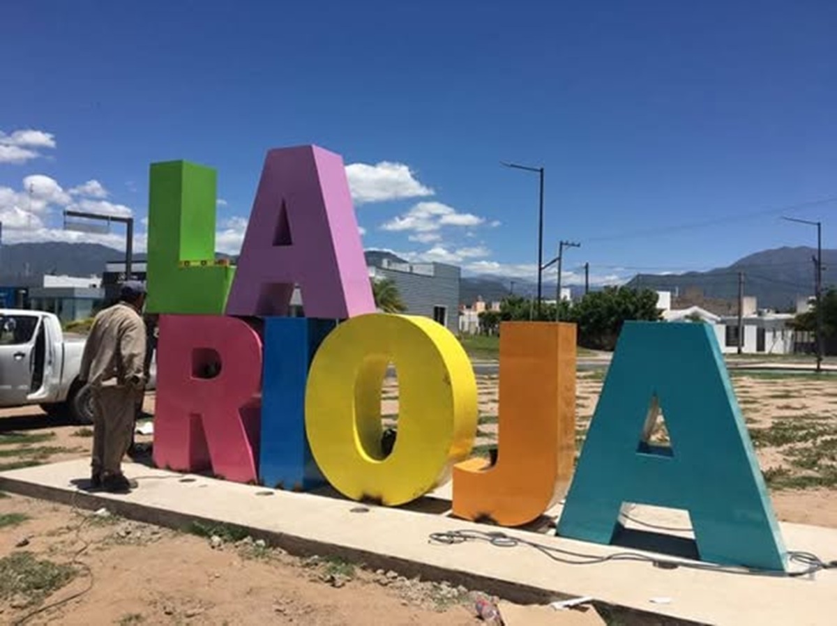 Cartel de La Rioja con las sierras al fondo
