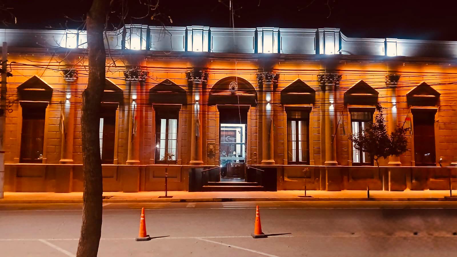 Fachada nocturna de la Legislatura de la Provincia de La Rioja