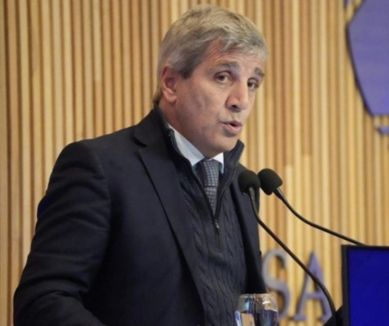 Luis Caputo durante una exposición ante empresarios
