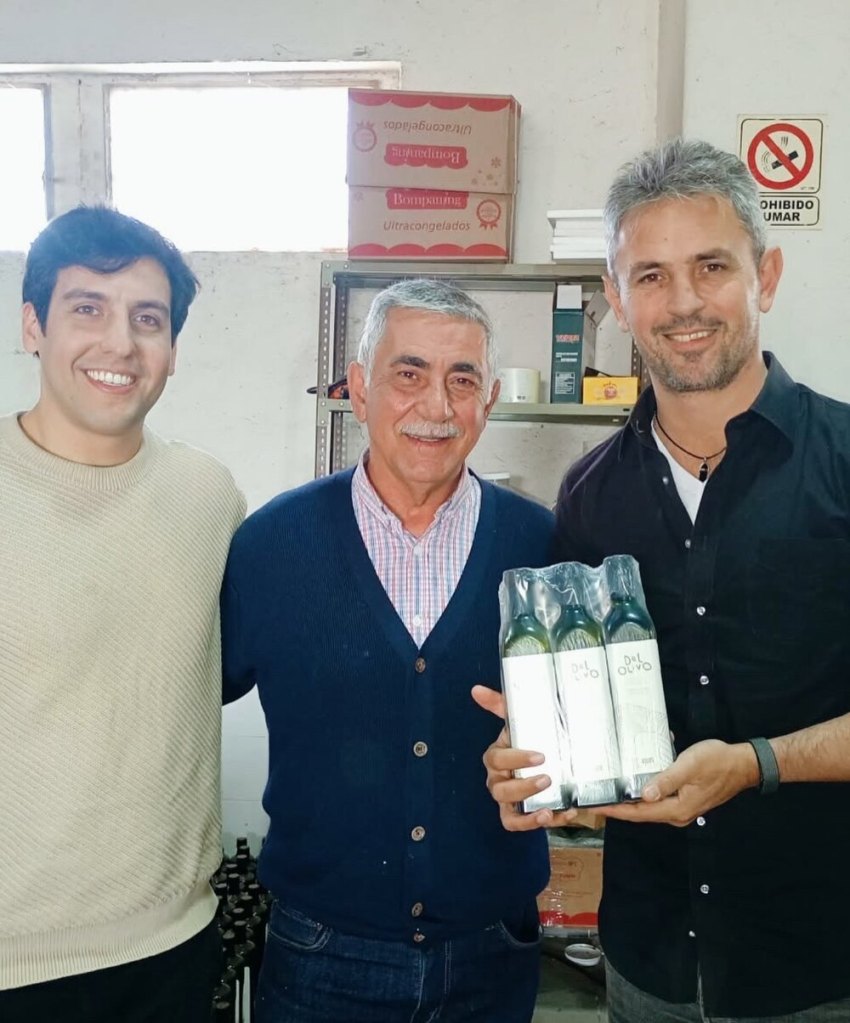 Martín Menem junto a representantes de una empresa productiva de Aimogasta