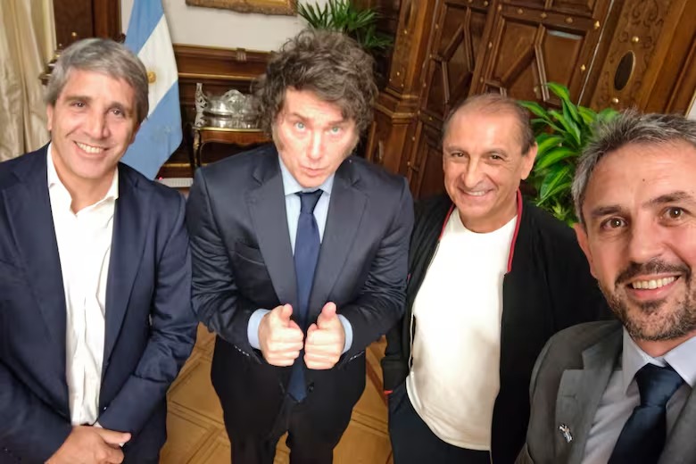 Luis Caputo, Javier Milei, Ramón Díaz y Martín Menem durante una reunión