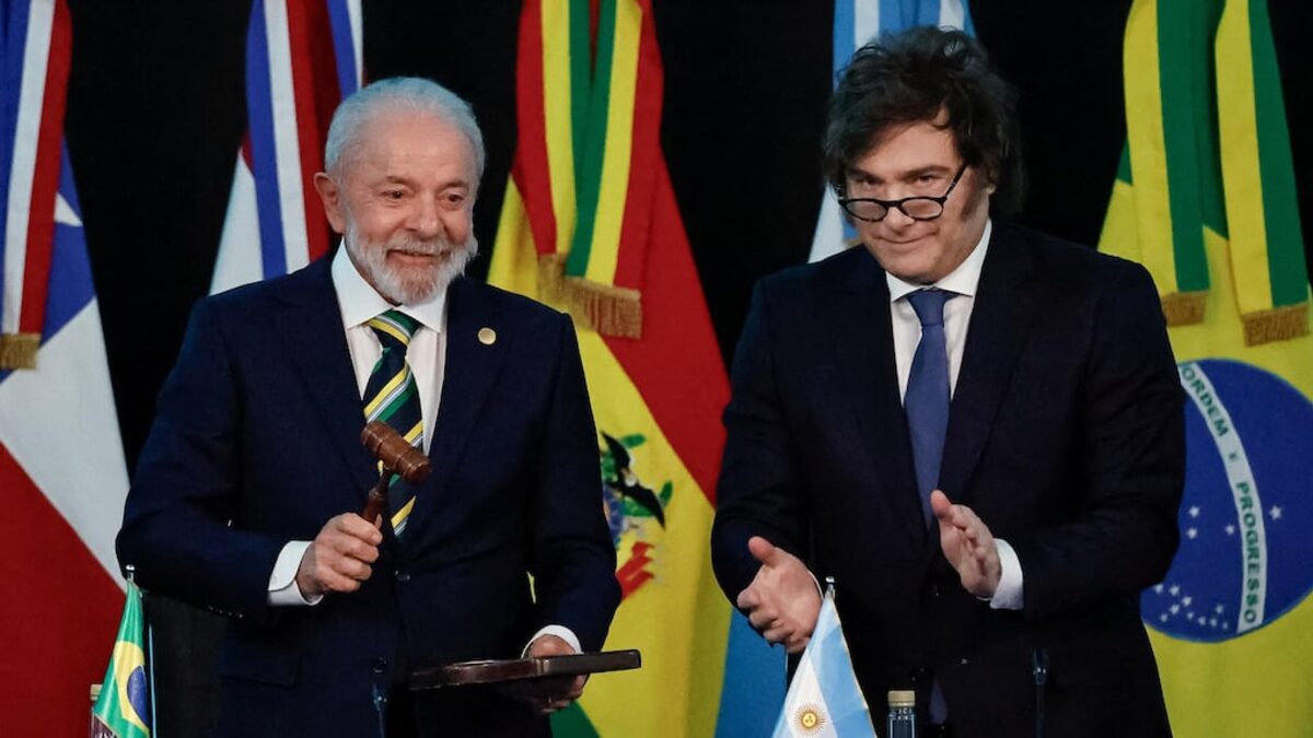Javier Milei y Luiz Inácio Lula da Silva durante una cumbre regional