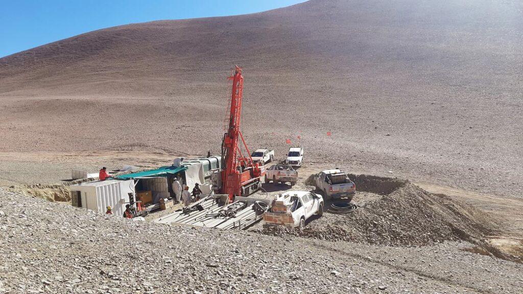 Equipo de perforación durante tareas de exploración minera en La Rioja