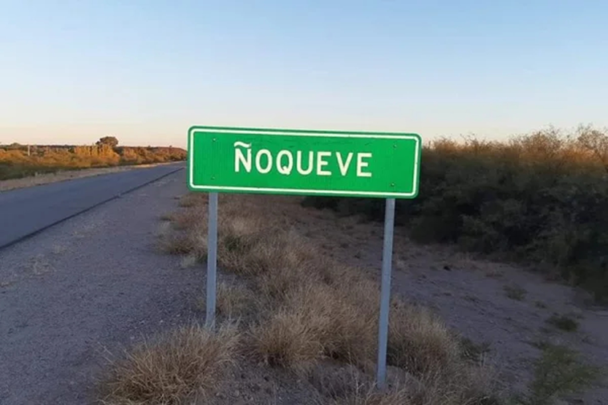 Cartel de ingreso a Ñoqueve, departamento Rosario Vera Peñaloza