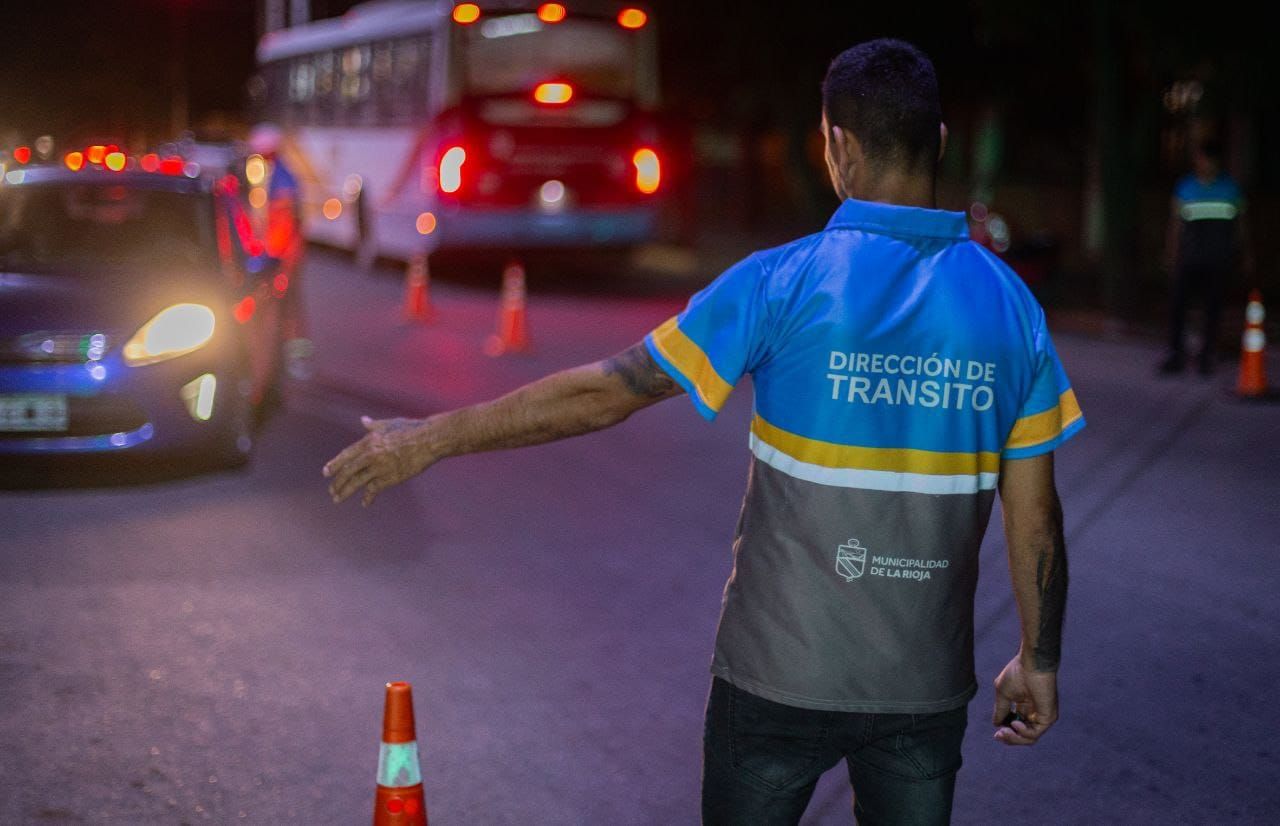 Inspectores de Tránsito de la Municipalidad de La Rioja durante un operativo nocturno