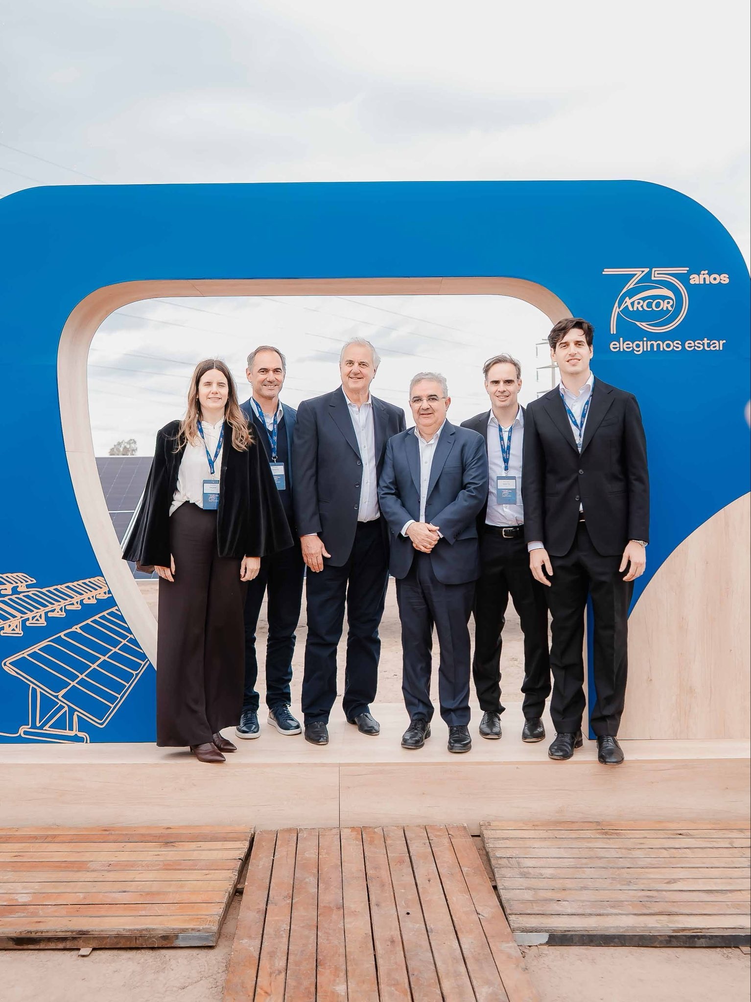 Raúl Jalil junto a directivos de Arcor durante la inauguración del parque solar de Recreo