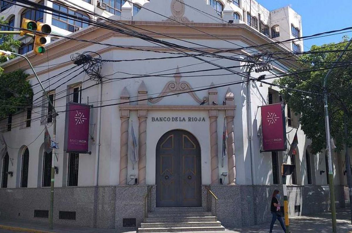 Rojo profundo en el Banco Rioja: perdió $12.699 millones, su morosidad del 19,8% supera en más de 12 puntos al 7,75% nacional y los gastos devoran tres de cada cuatro pesos