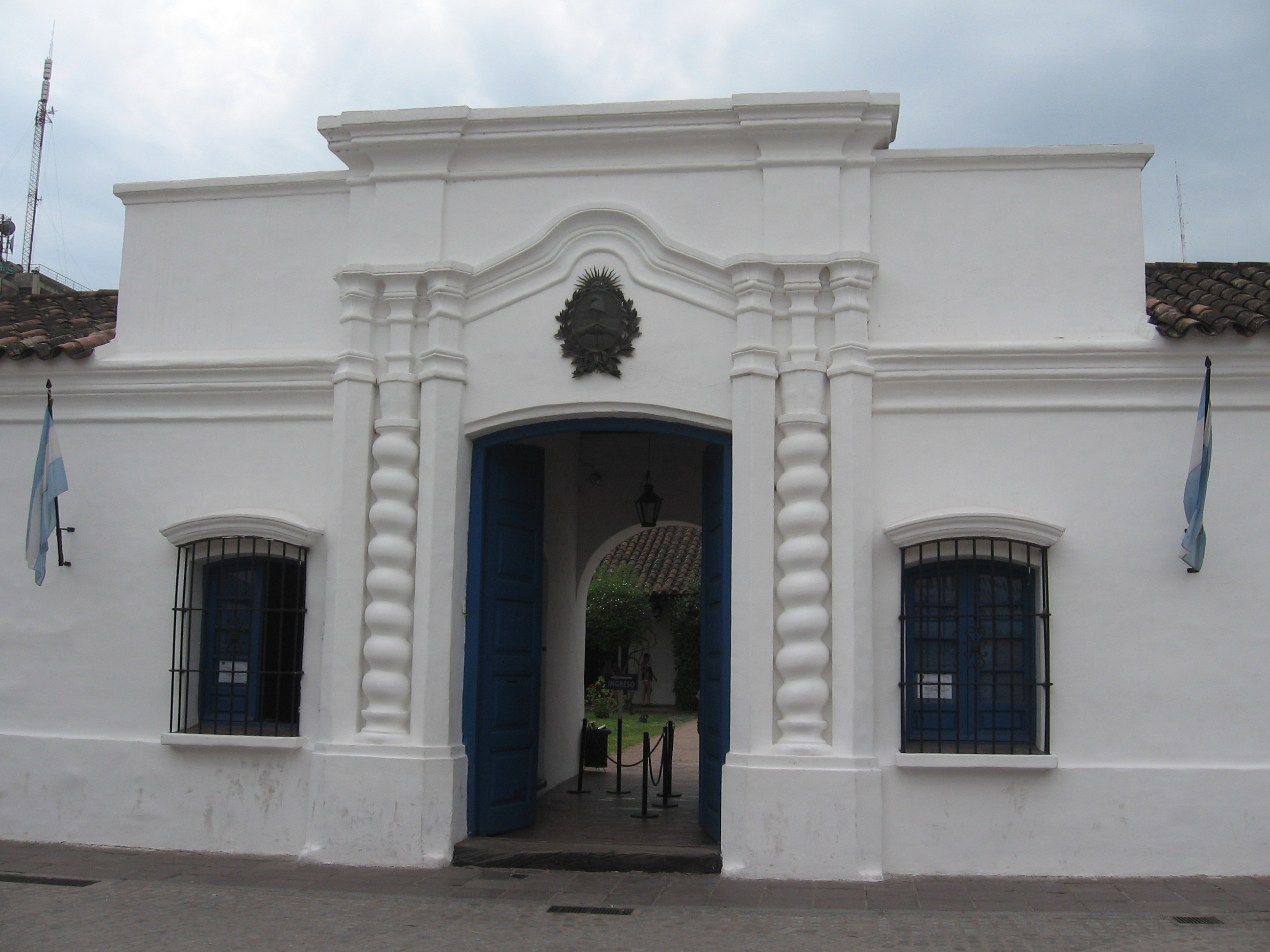 Fachada de la Casa Histórica de Tucumán con su puerta abierta.
