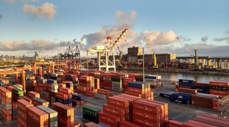 Vista de contenedores y grúas en el Puerto de Buenos Aires. Imagen ilustrativa.