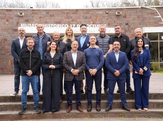 Foto grupal de los participantes frente al Museo Histórico 17 de Octubre.