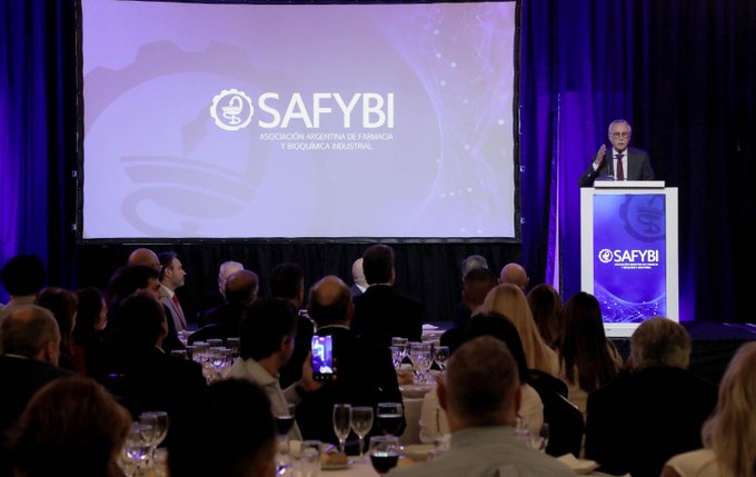 Exposición ante representantes del sector farmacéutico, en un salón con la identificación de SAFYBI.