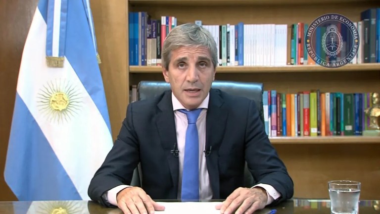 En agosto, el sector público nacional registró un superávit financiero de $635.529 millones, informó Luis Caputo