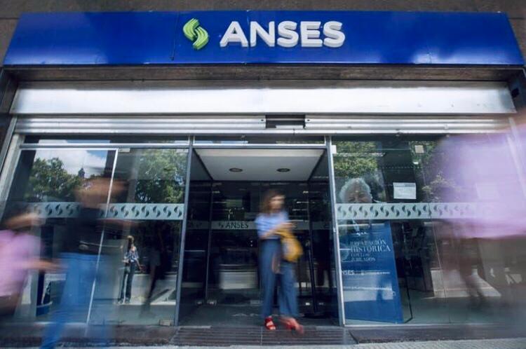 Entrada de una oficina de ANSES con el cartel del organismo sobre las puertas de vidrio.