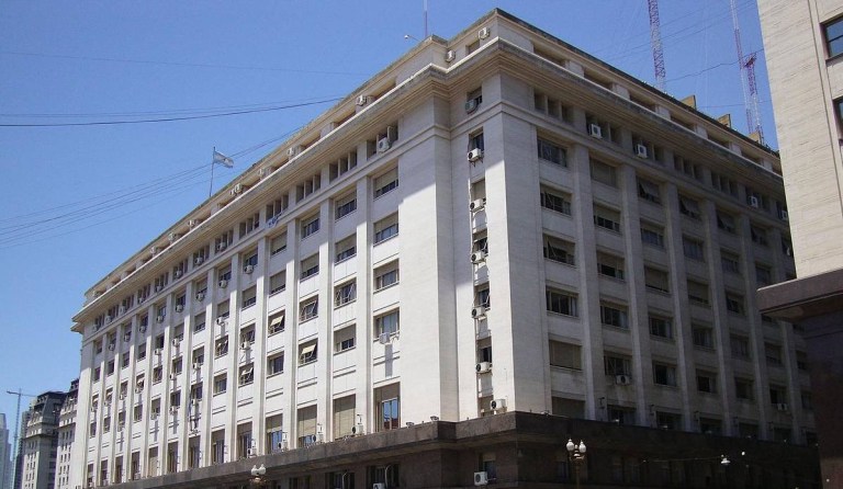 El Tesoro formalizó una letra vinculada al dólar que vence en noviembre y se paga en pesos