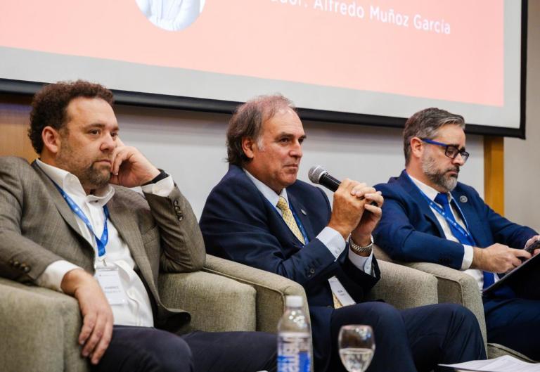 La CNV eliminó los cheques como medio de pago entre agentes y clientes: solo admite transferencias