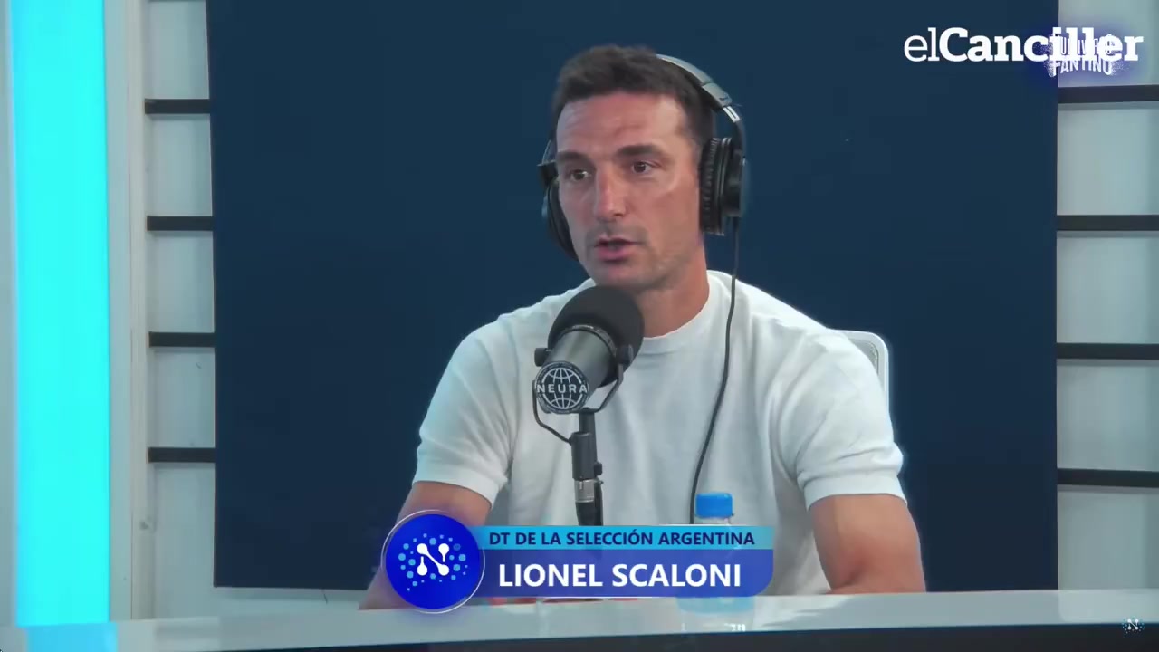 Lionel Scaloni con auriculares frente al micrófono durante una entrevista con Alejandro Fantino.