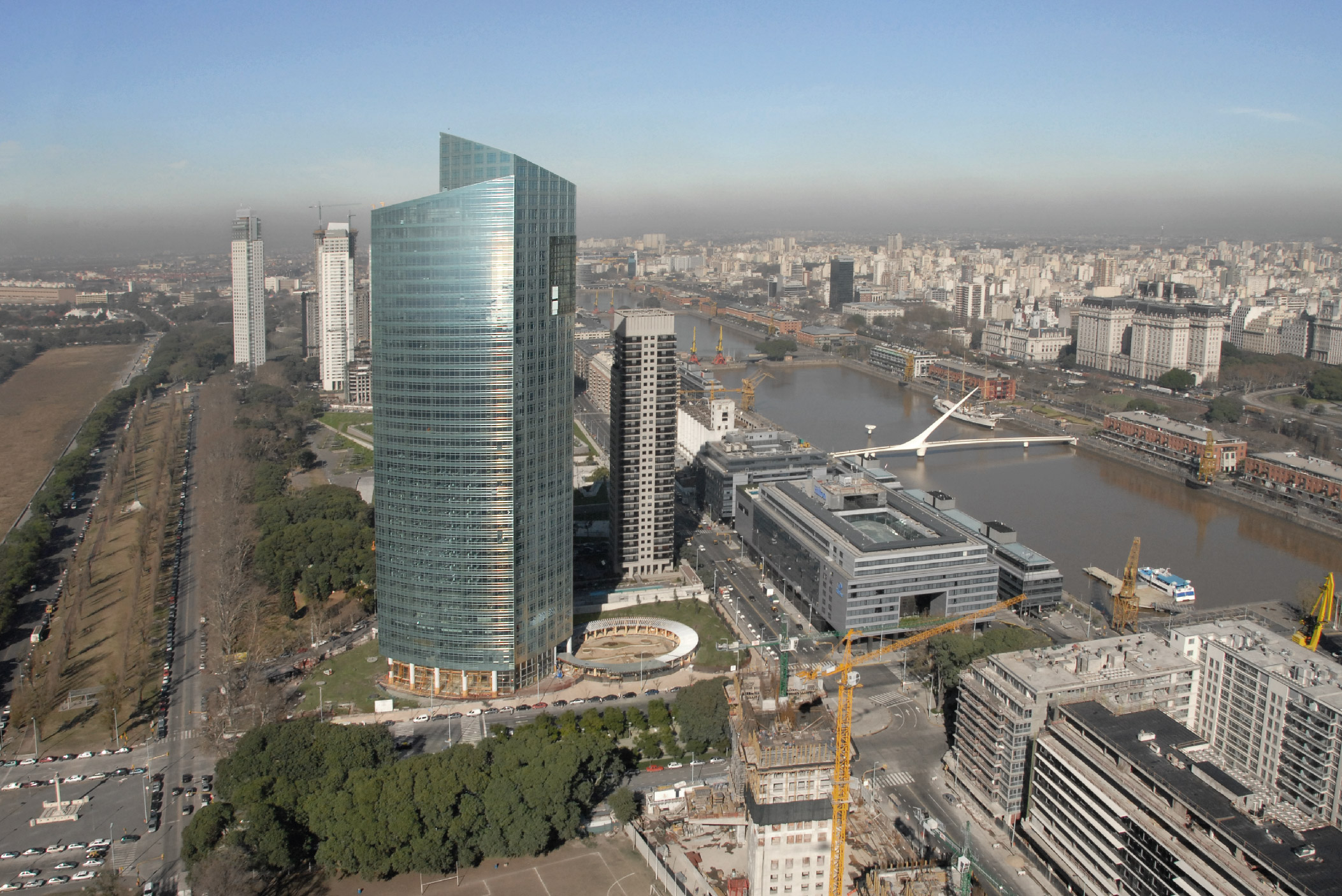 Sede corporativa de YPF en Puerto Madero. Foto de archivo publicada por CRIBA.