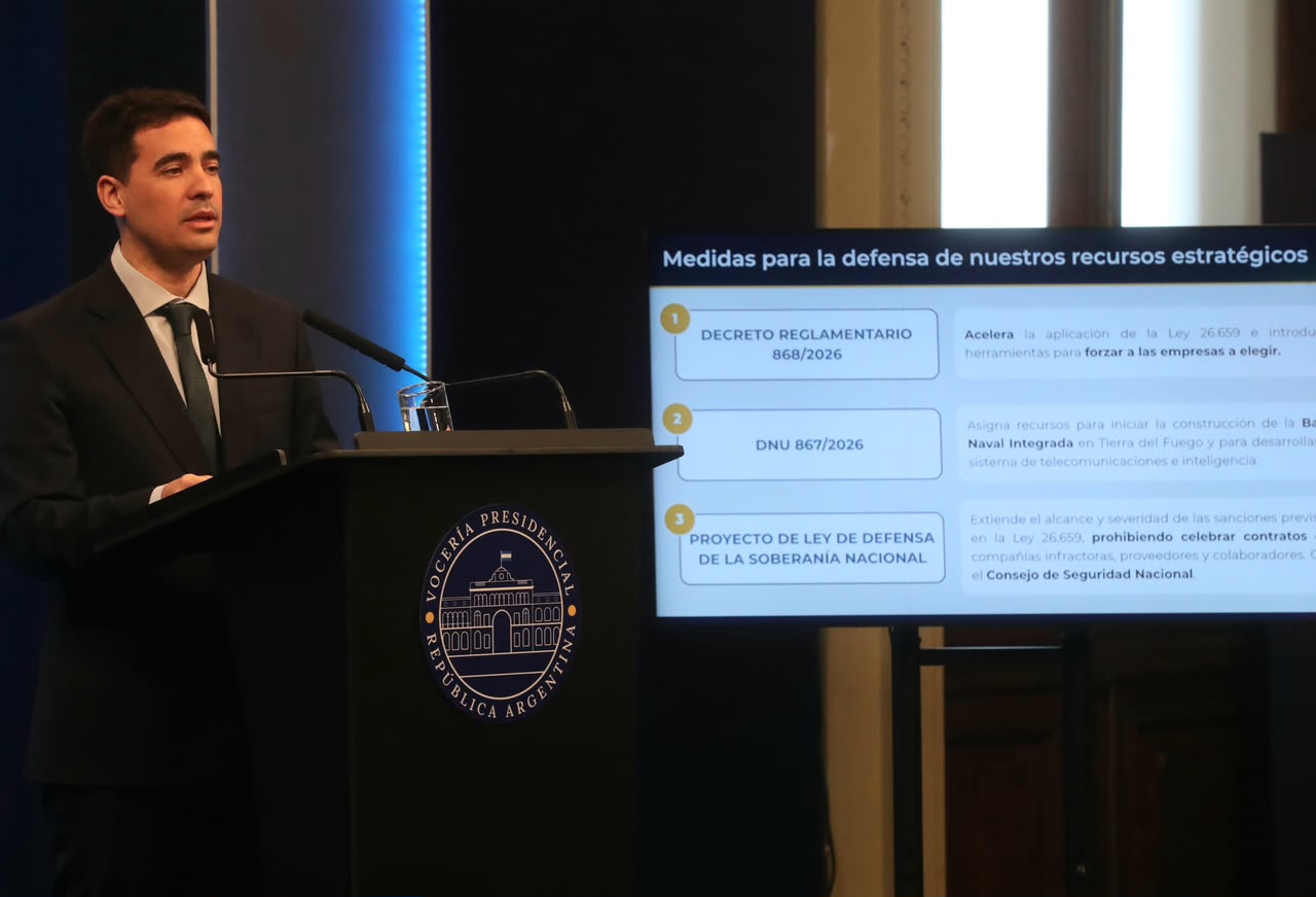 Adrián Ravier en el atril de Vocería Presidencial junto a una pantalla con las medidas sobre Malvinas.