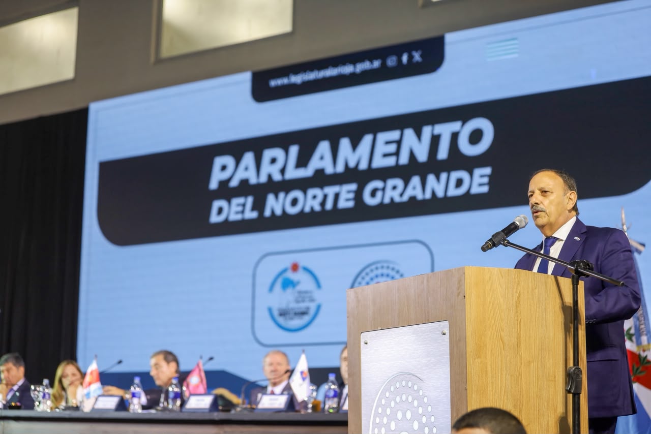 Ricardo Quintela durante la apertura de la 59.ª Sesión Plenaria del Parlamento del Norte Grande en La Rioja