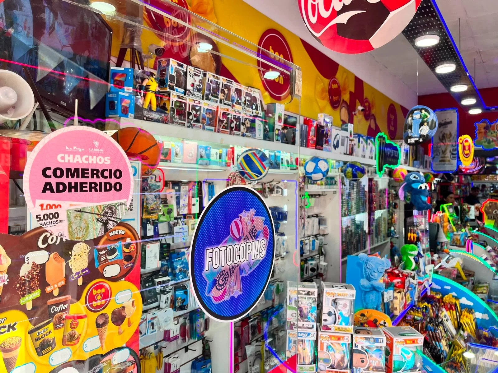 Un comercio exhibe el aviso de adhesión al pago con Chachos.