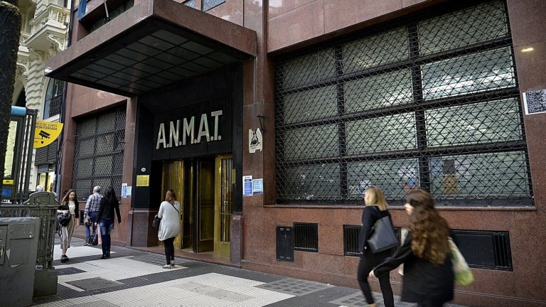 ANMAT prohibió implantes falsificados, un desinfectante irregular y equipos denunciados como robados